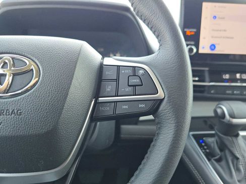 Certified 2025 Toyota Sienna XLE FWD image 32