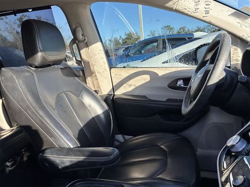 Used 2021 Chrysler Voyager Lxi image 7