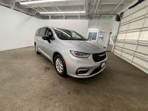 Used 2024 Chrysler Pacifica Touring-L image 8