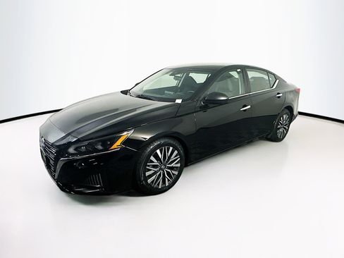 Used 2024 Nissan Altima 2.5 SV image 3