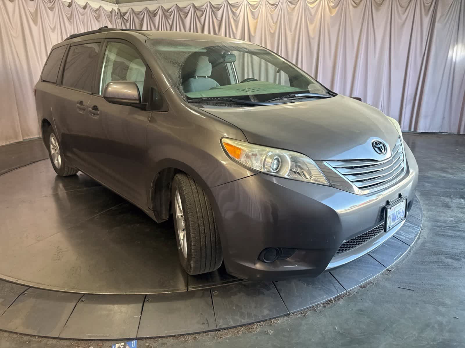 Used 2016 Toyota Sienna LE FWD image 3