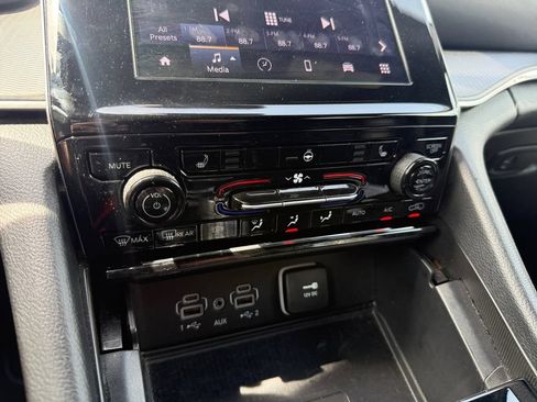 Used 2025 Jeep Grand Cherokee Altitude AWD/4WD image 16