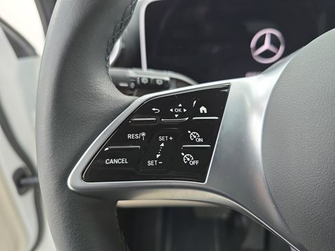 Used 2025 Mercedes-Benz GLC 300 image 17