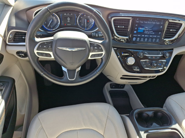 Used 2017 Chrysler Pacifica Touring-L FWD image 2