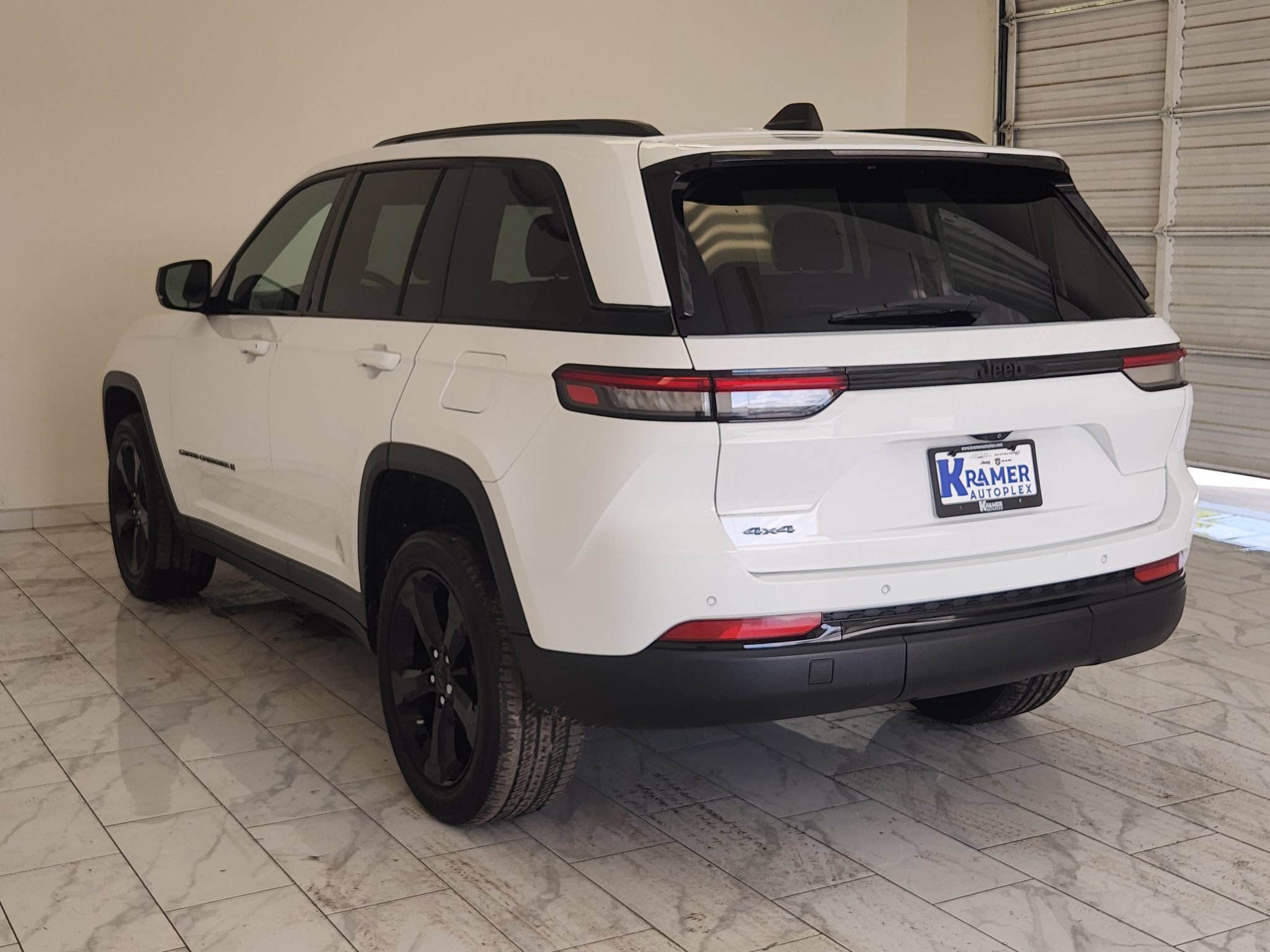 Used 2023 Jeep Grand Cherokee Altitude AWD/4WD image 7