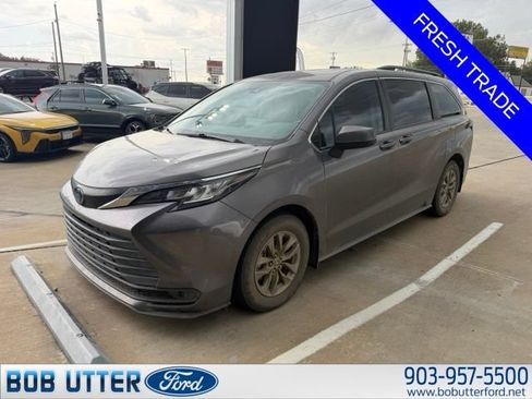 Used 2022 Toyota Sienna LE FWD image 2