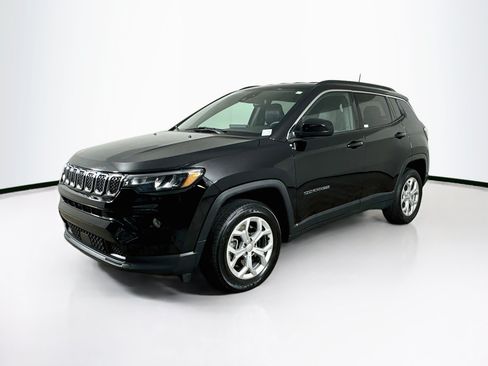 Used 2024 Jeep Compass Latitude AWD/4WD image 3