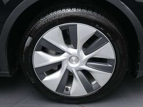 Used 2024 Tesla Model Y Long Range AWD/4WD image 33