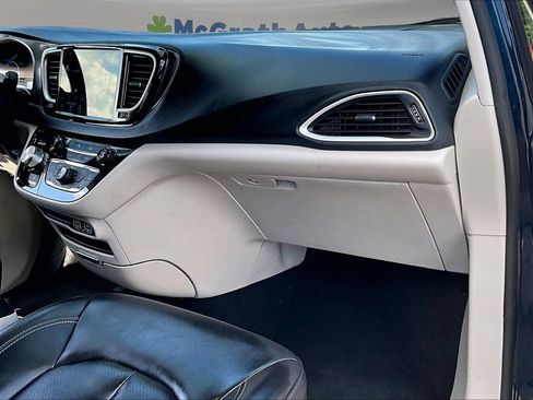 Used 2023 Chrysler Pacifica Touring-L FWD image 30