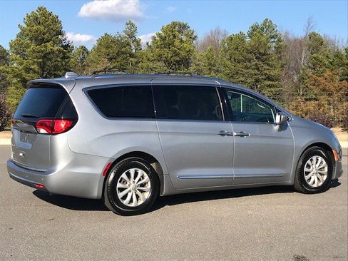 Used 2018 Chrysler Pacifica Touring-L image 3