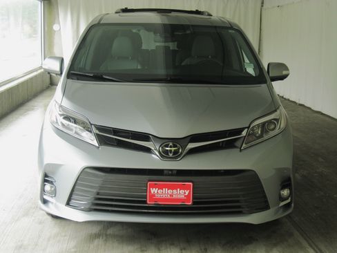 Used 2019 Toyota Sienna Limited Premium image 8