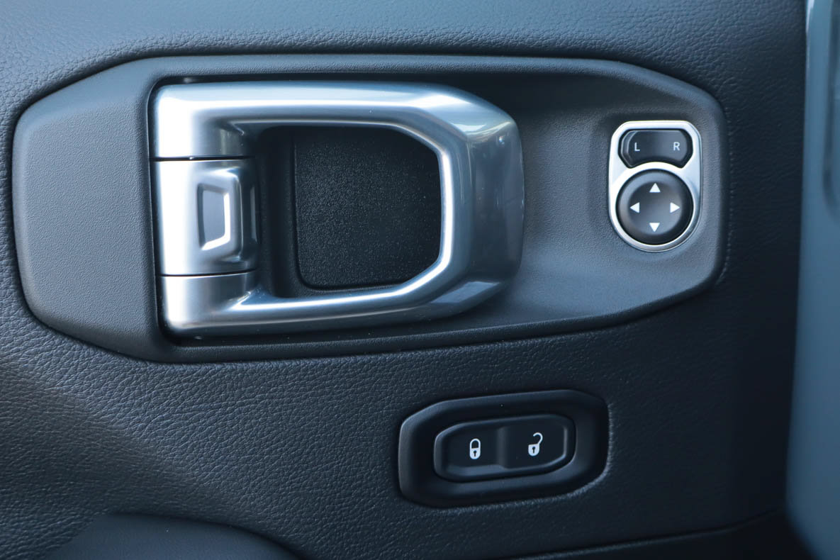 Used 2025 Jeep Gladiator Mojave AWD/4WD image 17