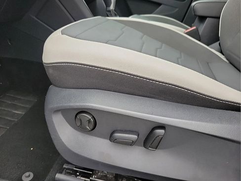 Used 2025 Volkswagen Taos SE image 12