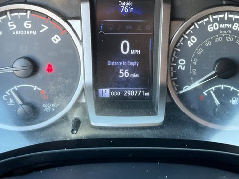 Used 2017 Toyota Tacoma Limited image 24