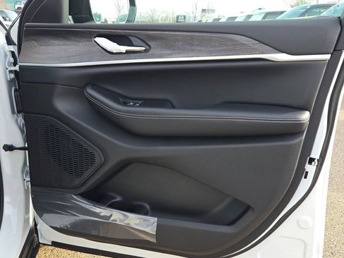 New 2025 Jeep Grand Cherokee Limited image 9