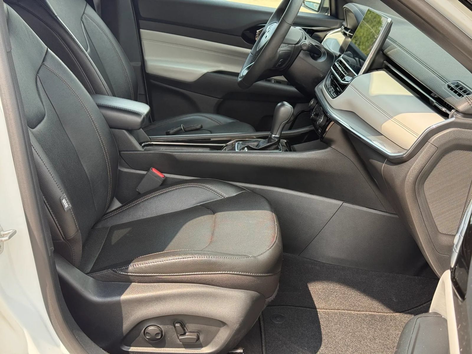 Used 2024 Jeep Compass Limited w/ Elite Group AWD/4WD image 16
