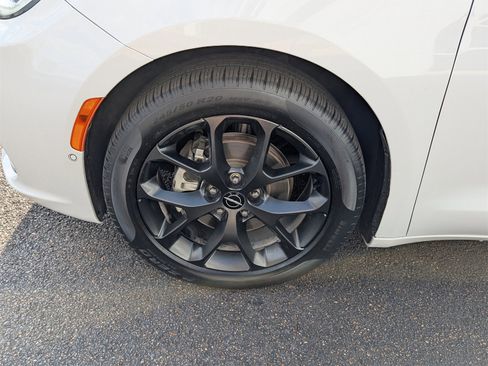 Used 2024 Chrysler Pacifica Touring-L w/ S Appearance Package image 30