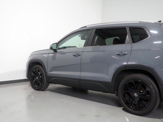 Used 2023 Volkswagen Taos SE w/ Sunroof Package w/ Panoramic Sunroof Package FWD image 40