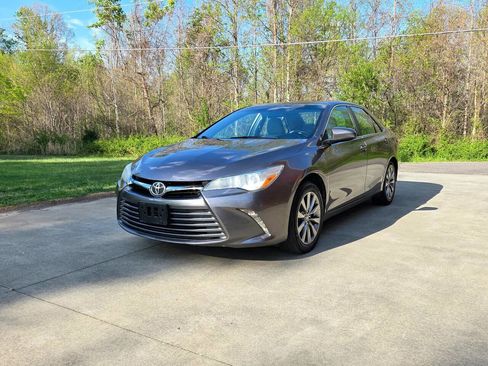 Used 2017 Toyota Camry XLE image 1