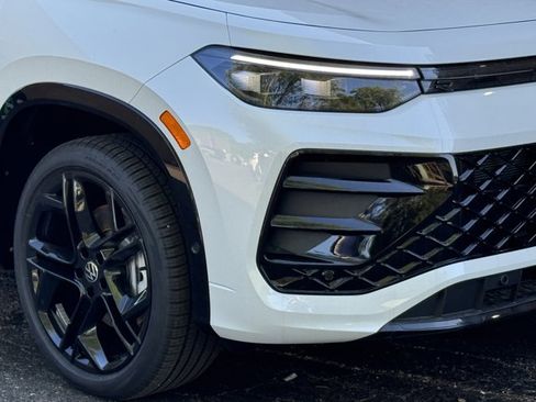 New 2026 Volkswagen Tiguan SE R-Line AWD/4WD image 3