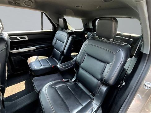 Used 2021 Ford Explorer XLT w/ Equipment Group 202A AWD/4WD image 18