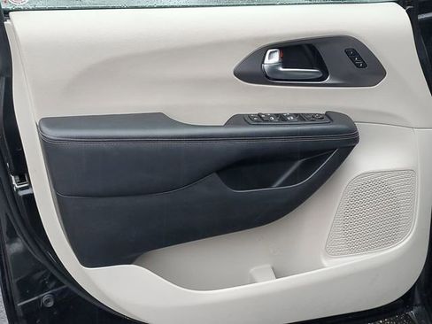 Used 2022 Chrysler Pacifica Touring-L image 20