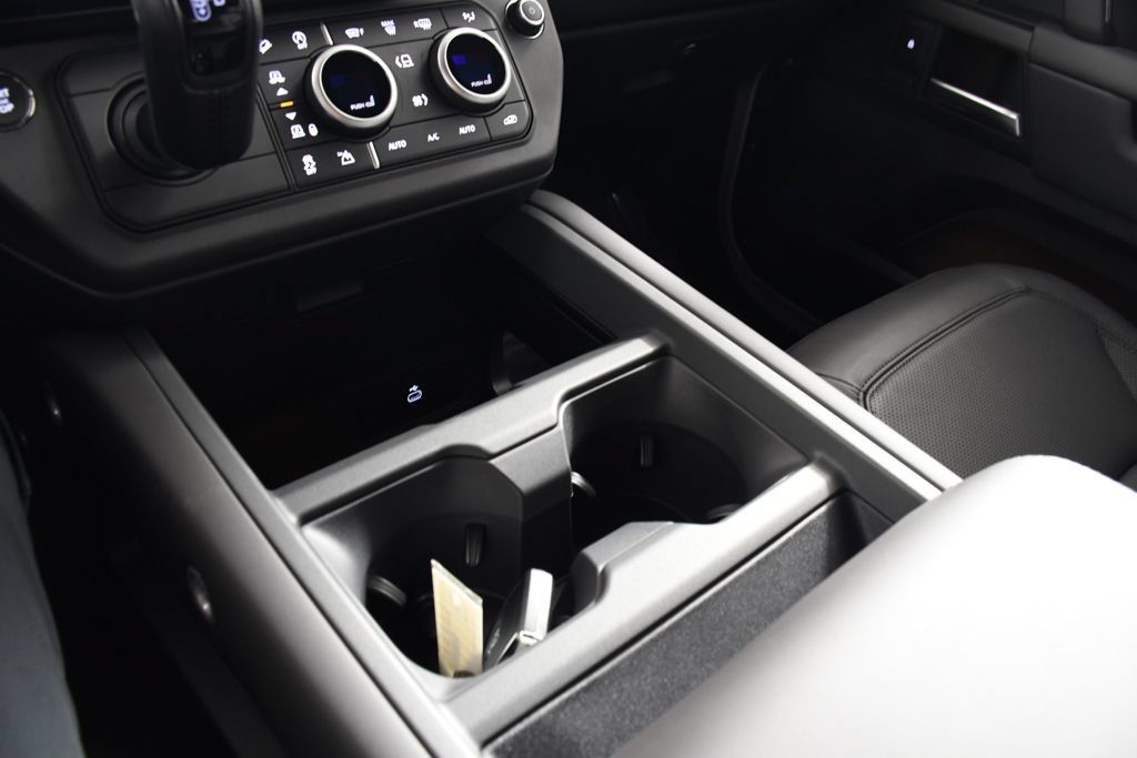 New 2026 Land Rover Defender 130 X-Dynamic SE AWD/4WD image 32