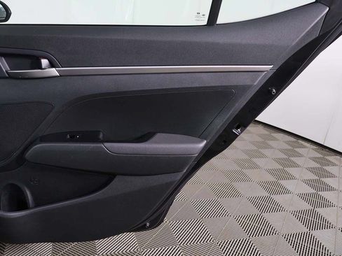 Used 2020 Hyundai Elantra SE w/ Cargo Package (C1) FWD image 18