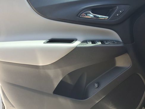 Used 2021 Chevrolet Equinox LT FWD image 18