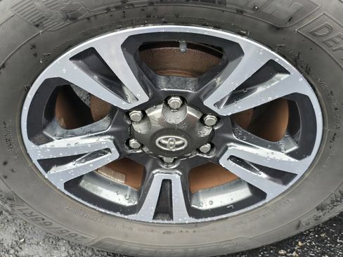 Used 2017 Toyota Tacoma TRD Sport AWD/4WD image 12