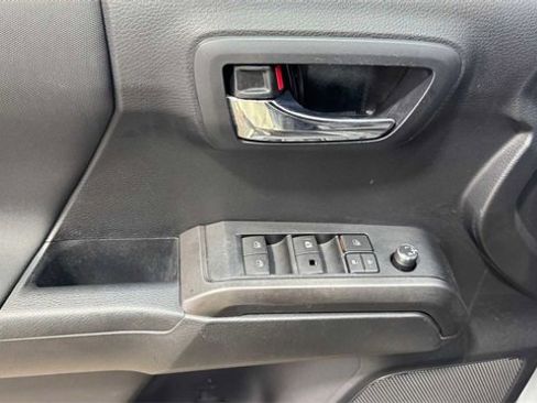 Used 2018 Toyota Tacoma TRD Sport image 18