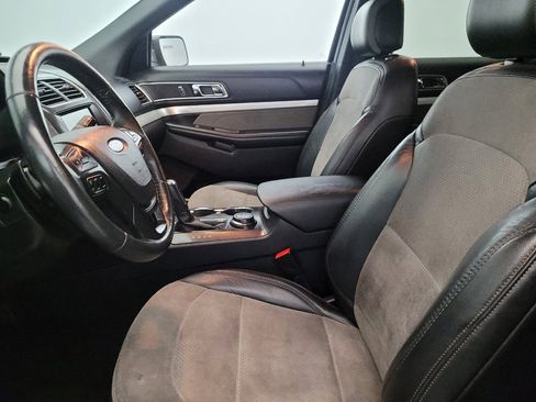 Used 2017 Ford Explorer XLT w/ Equipment Group 202A AWD/4WD image 17