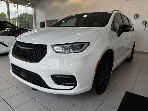 Used 2025 Chrysler Pacifica Limited FWD image 35