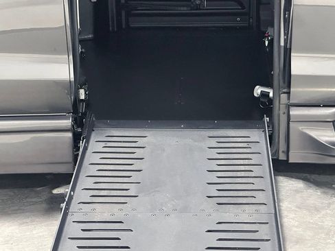 Used 2022 Chrysler Pacifica Touring-L FWD image 27