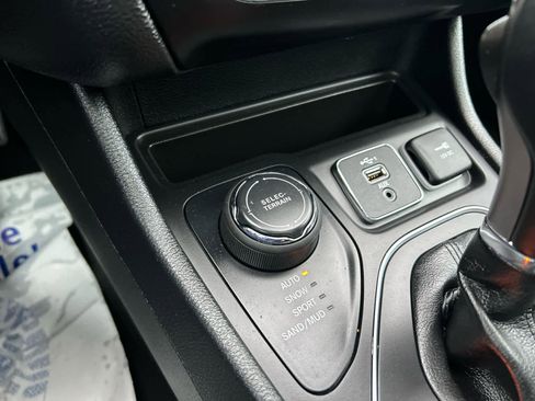 Used 2022 Jeep Cherokee Latitude Lux w/ Sun & Sound Group image 37