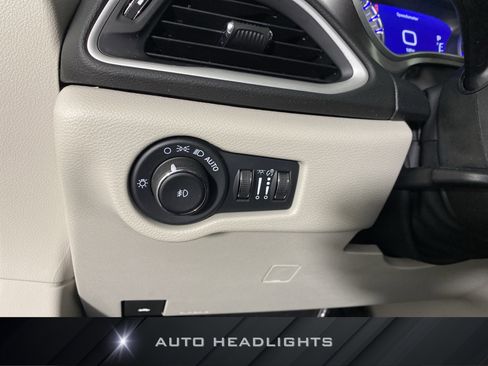 Used 2024 Chrysler Pacifica Touring-L image 24