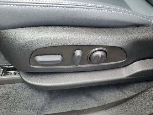 Used 2022 Buick Enclave Essence image 7