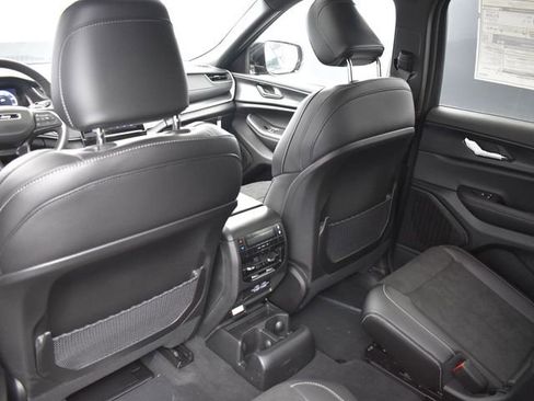 Used 2025 Jeep Grand Cherokee L Altitude image 38