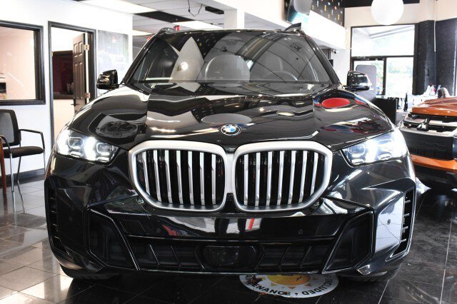 Used 2025 BMW X5 xDrive40i w/ M Sport Package AWD/4WD image 2