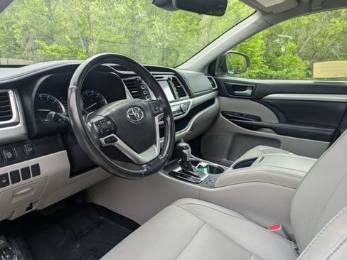 Used 2017 Toyota Highlander XLE AWD/4WD image 19