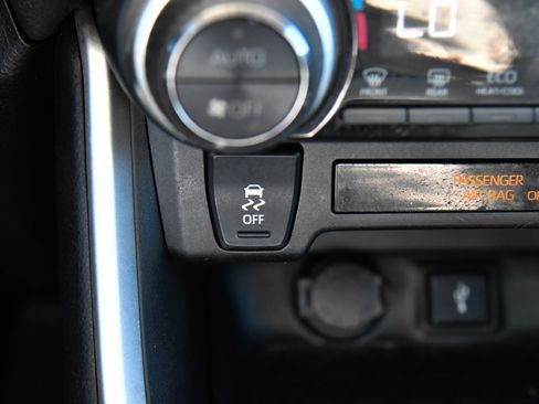 Used 2020 Toyota RAV4 XLE Premium FWD image 23