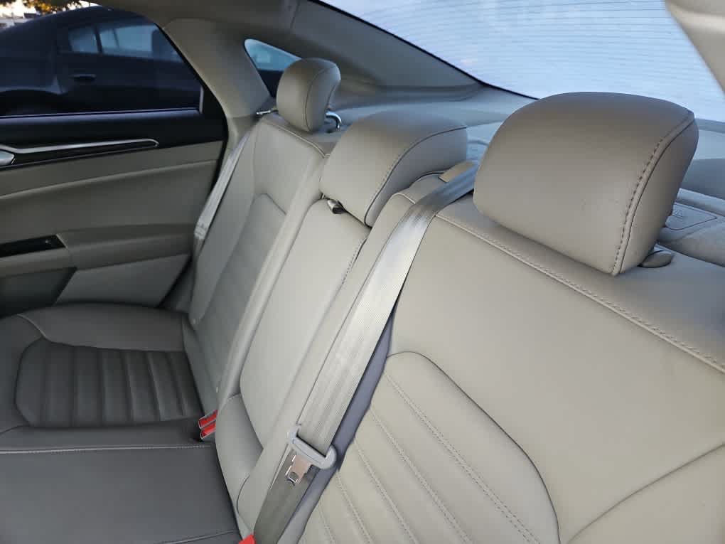 Used 2017 Ford Fusion SE w/ Fusion SE Technology Package FWD image 10