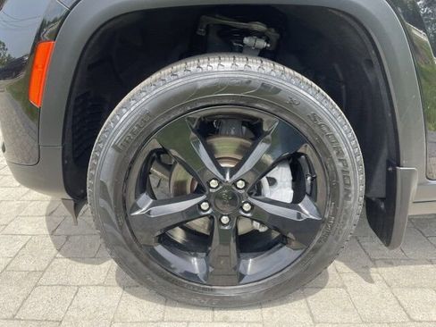 Used 2023 Jeep Grand Cherokee Limited w/ Black Appearance Package AWD/4WD image 30