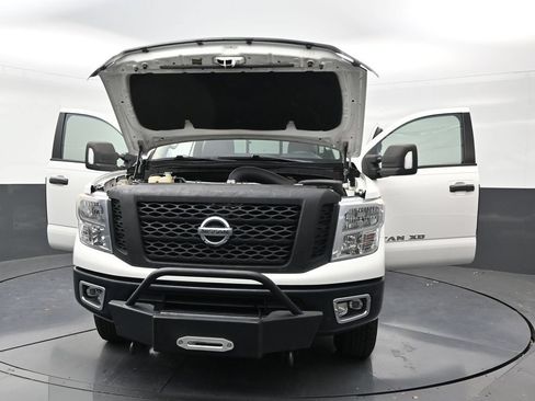 Used 2017 Nissan Titan S AWD/4WD image 33