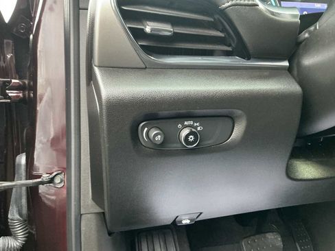 Used 2023 Chevrolet Traverse LT image 23