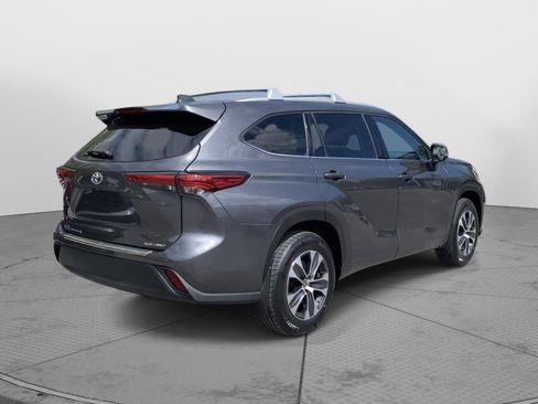 Used 2022 Toyota Highlander XLE AWD/4WD image 3