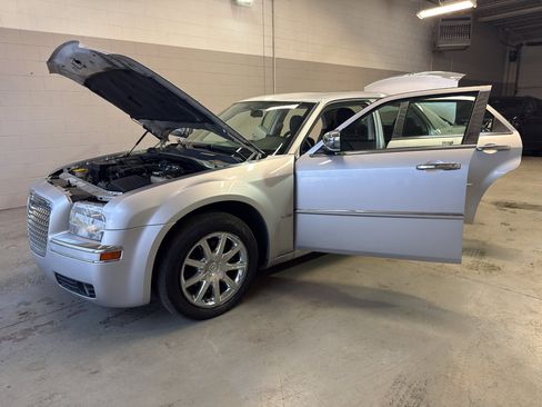 Used 2009 Chrysler 300 Touring RWD image 9