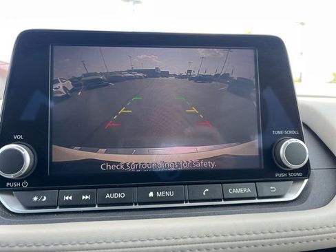 Used 2023 Nissan Rogue SV image 39