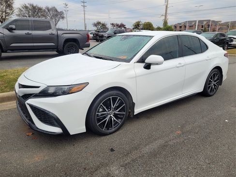 Used 2024 Toyota Camry SE image 2