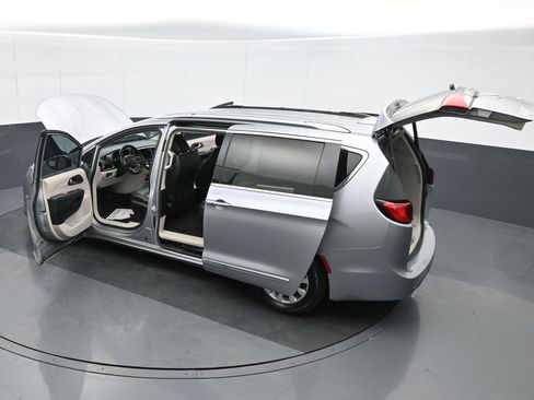 Used 2019 Chrysler Pacifica Touring-L image 39